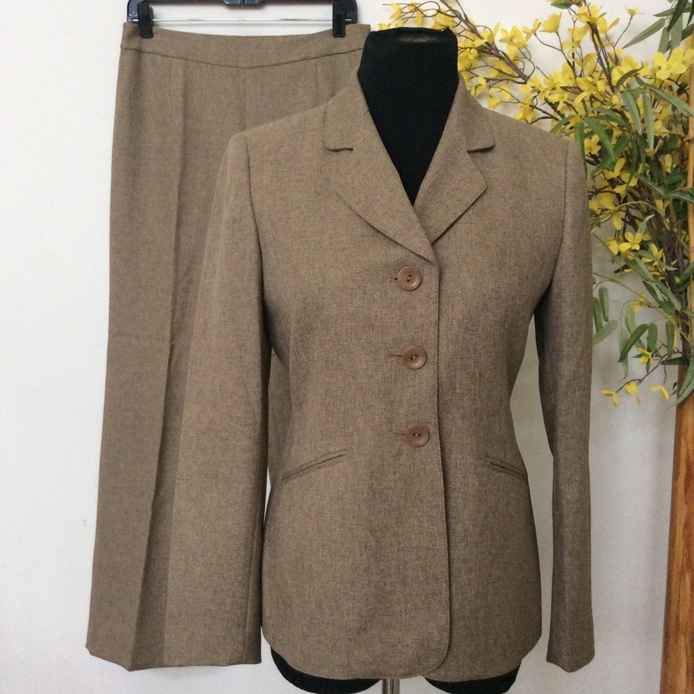 Suit Studio Women’s Beige skirt Suits Size 4P